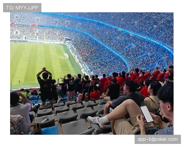 大连梭鱼湾足球场球迷热情助威，英博主场氛围火爆